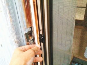 ドア修理 建具修理 奈良市 でスクリーン網戸取り付け