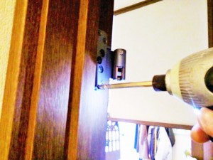ドア修理 建具修理 奈良市 で丁番交換
